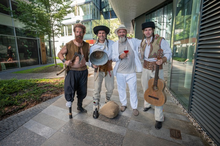 Herci zo seriálu Uhorčík a finančník Patrik Tkáč (druhý sprava)